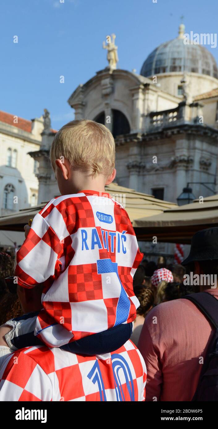 Les fans de football croate qui regardaient la finale de la coupe du monde dans la vieille ville de Dubrovnik. Banque D'Images