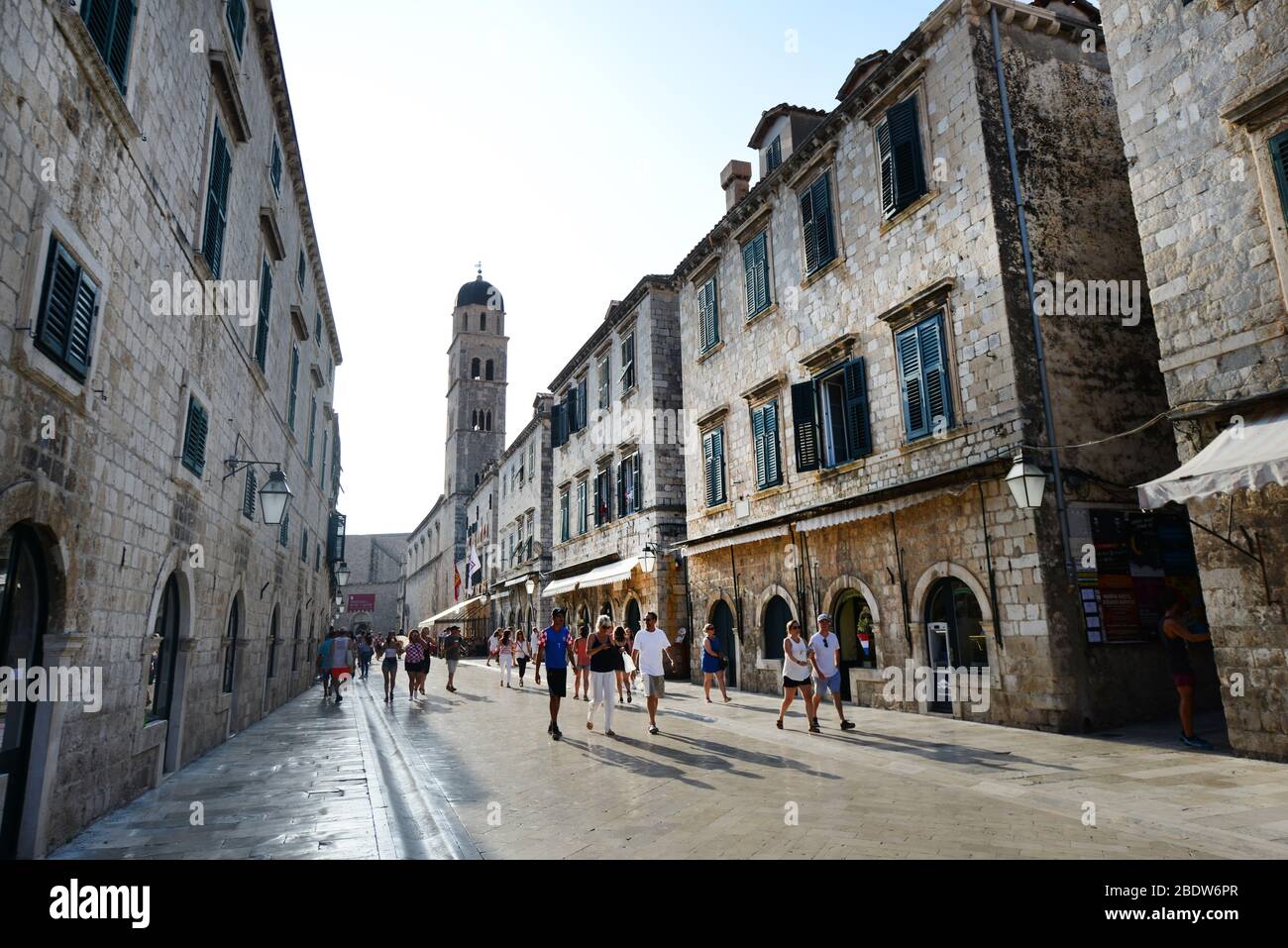 stradun est la rue principale de la vieille ville fortifiée de Dubrovnik, Croatie. Banque D'Images