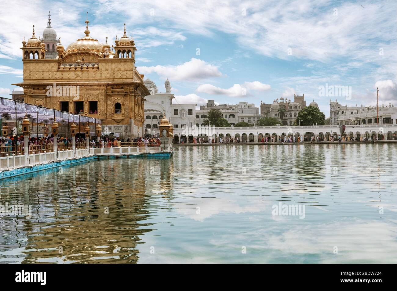 Amritsar, Punjab, Inde, 23 juin 2010: Les gens en attente pour visiter le Temple d'Or ou Sri Harmandir Sahib Gurnara, Amritsar Banque D'Images