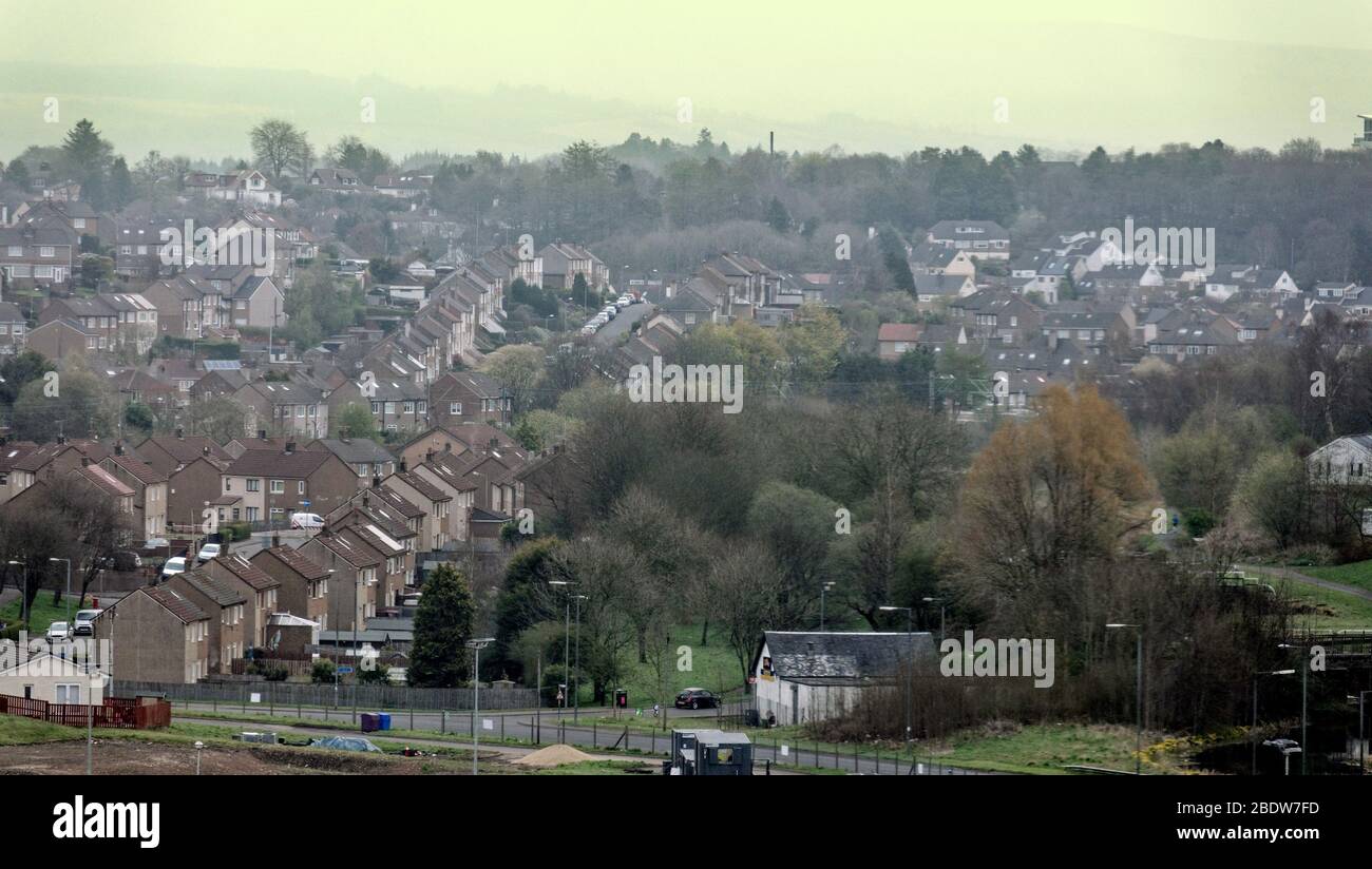 Glasgow, Ecosse, Royaume-Uni, 10 avril 2020: Météo britannique: Journée grise sur une ville déserte car le temps correspond à l'humeur avec la perspective d'une journée ennuyeuse lente pour les habitants de Bearsden comme la banlieue périphérique à lock-down fait face à un long vendredi bon. Copywrite Gerard Ferry/ Alay Live News Banque D'Images