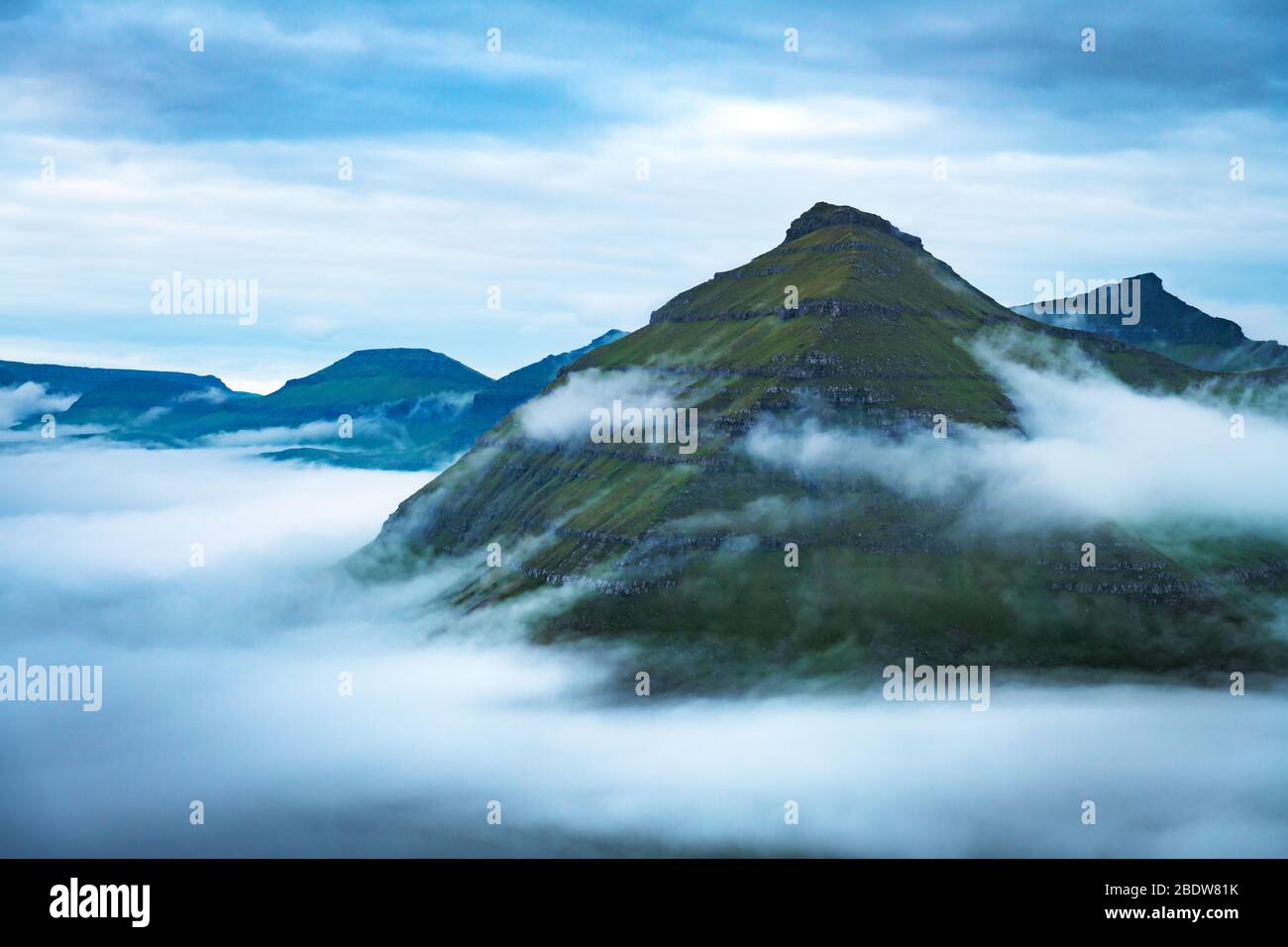 Vue majestueuse sur les fjords de Funningur, l'île d'Eysturoy, les îles Féroé. Photographie de paysage Banque D'Images