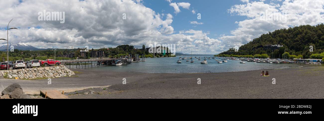 Plage de baignade et bateaux dans le port sur le lac Villarrica à Pucon, au Chili Banque D'Images