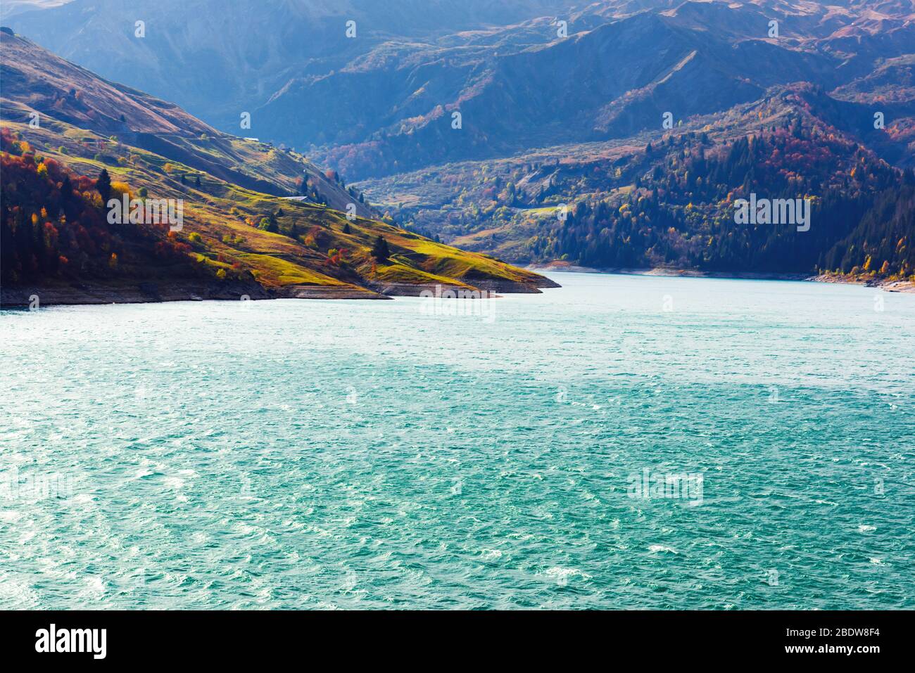 Vue pittoresque d'automne sur le lac Roselend (Lac de Roselend) dans les Alpes françaises (Auvergne-Rhône-Alpes). Photographie de paysage Banque D'Images