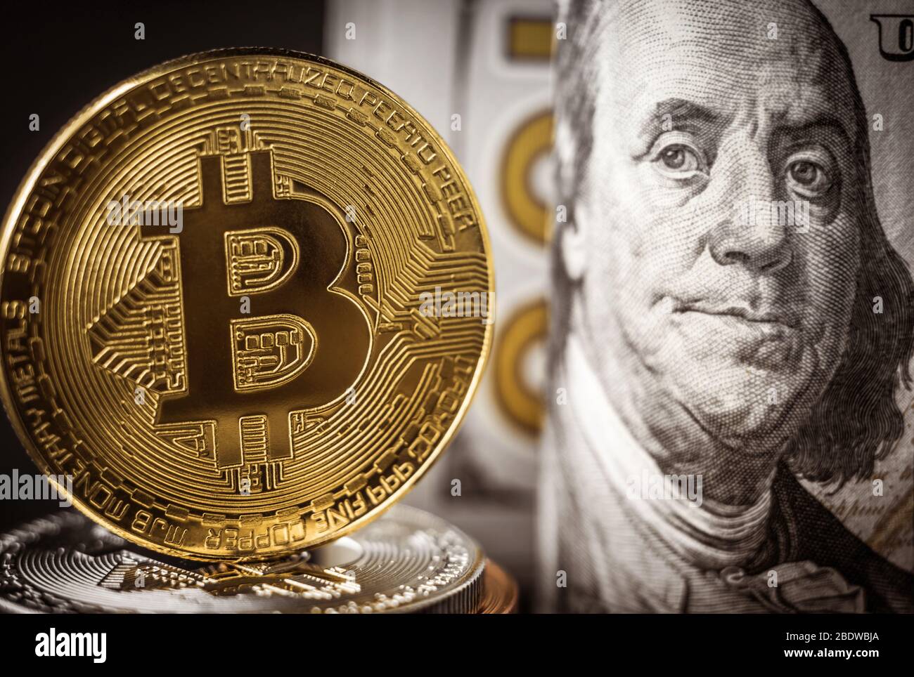 Pièce de monnaie en or devant les billets en dollars. Nouveau concept de monnaie virtuelle Banque D'Images