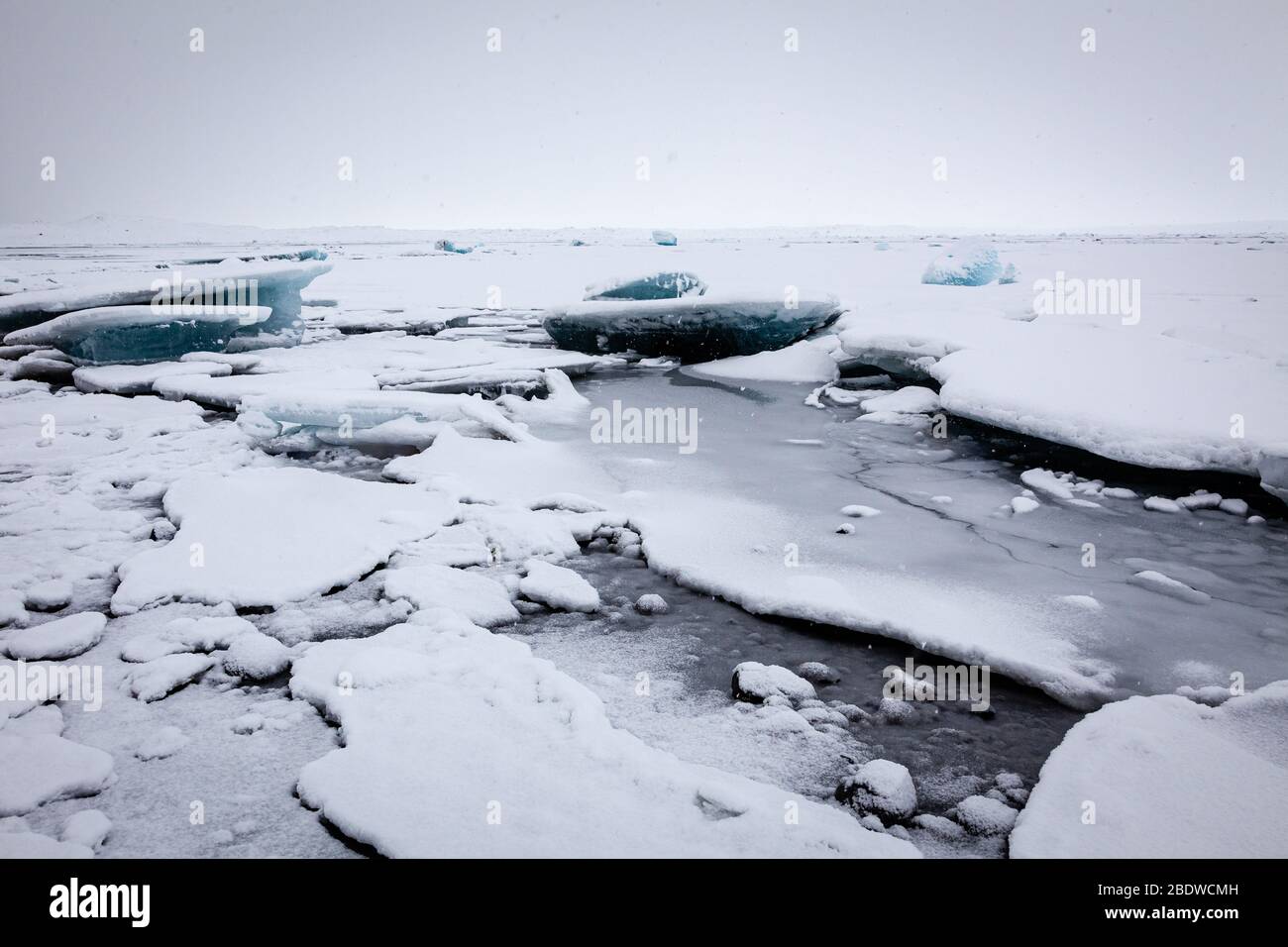 Glace flottante dans la lagune du glacier de Jokulsarlon, Islande Banque D'Images