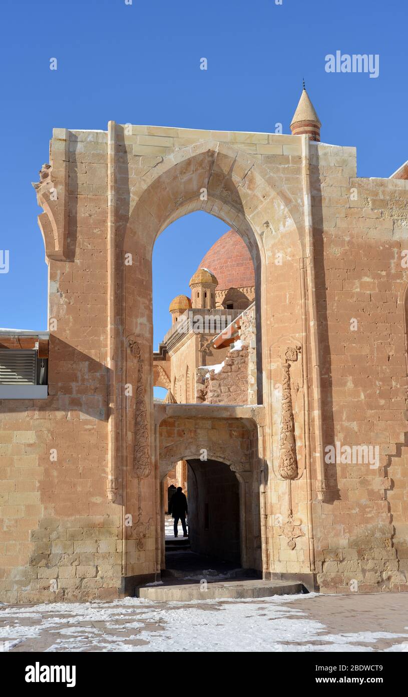 Entrée au vieux palais ottoman d'Ishak Pasha et détails d'architecture (Turquie, pentes du mont Ararat (AGRI)). Les bâtiments sont situés contre le bleu Banque D'Images