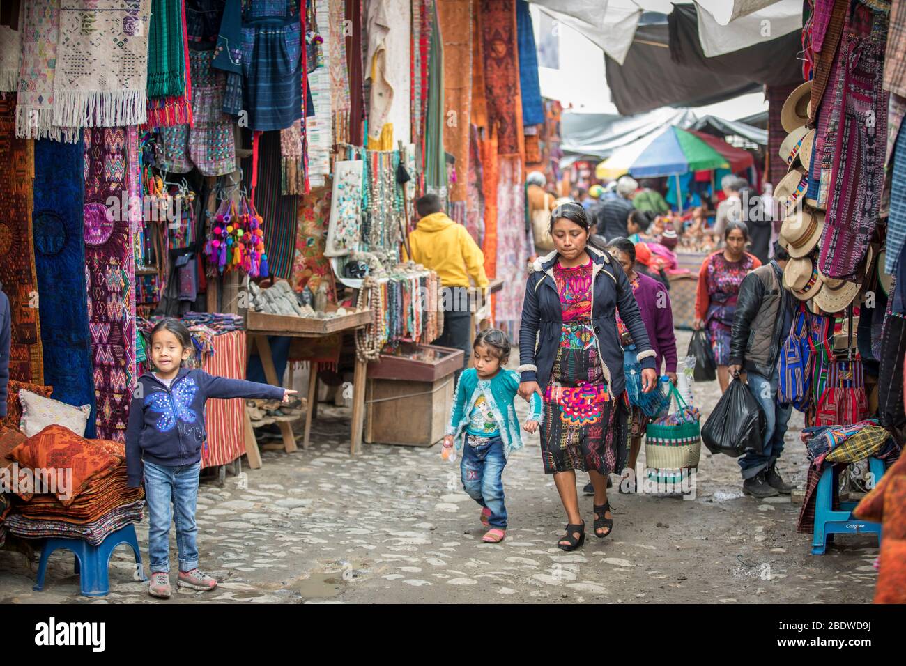 chichicasenango, Guatemala, 27 février 2020: les mayas au marché traditionnel vendant et achetant des métiers Banque D'Images