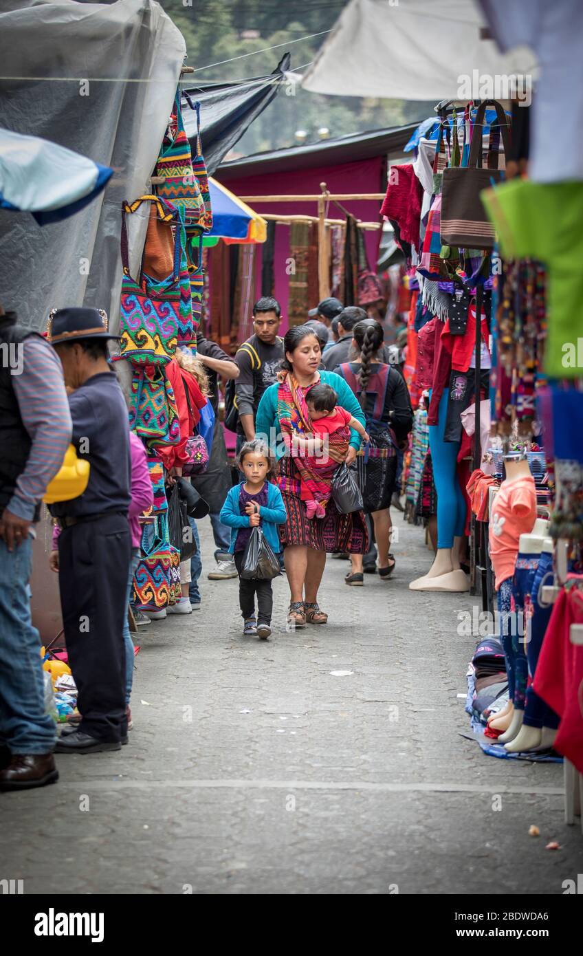 chichicasenango, Guatemala, 27 février 2020: les mayas au marché traditionnel vendant et achetant des métiers Banque D'Images