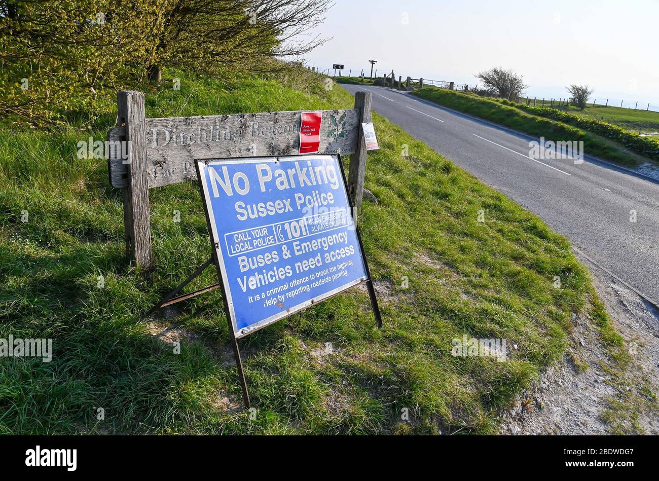 Brighton UK 10 avril 2020 - la police a fermé le parking de Ditchling Beacon, un endroit de beauté bien connu le long de South Downs Way près de Brighton . Le gouvernement a dit au public de ne pas sortir pendant le week-end de Pâques malgré les prévisions de bonnes conditions météorologiques pendant la crise pandémique de Coronavirus COVID-19 . Crédit: Simon Dack / Alay Live News Banque D'Images