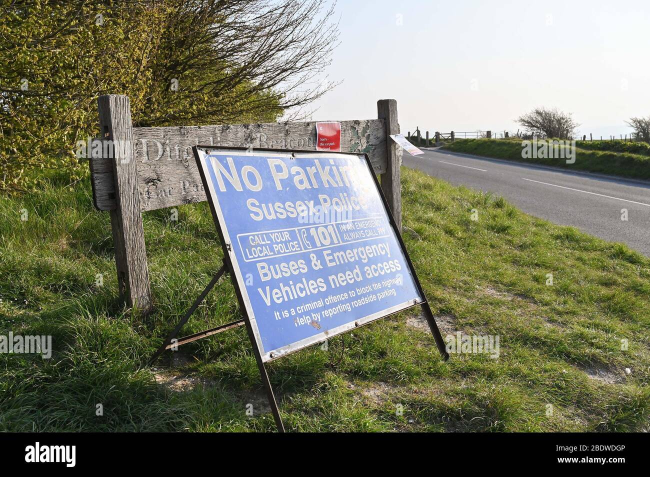Brighton UK 10 avril 2020 - la police a fermé le parking de Ditchling Beacon, un endroit de beauté bien connu le long de South Downs Way près de Brighton . Le gouvernement a dit au public de ne pas sortir pendant le week-end de Pâques malgré les prévisions de bonnes conditions météorologiques pendant la crise pandémique de Coronavirus COVID-19 . Crédit: Simon Dack / Alay Live News Banque D'Images
