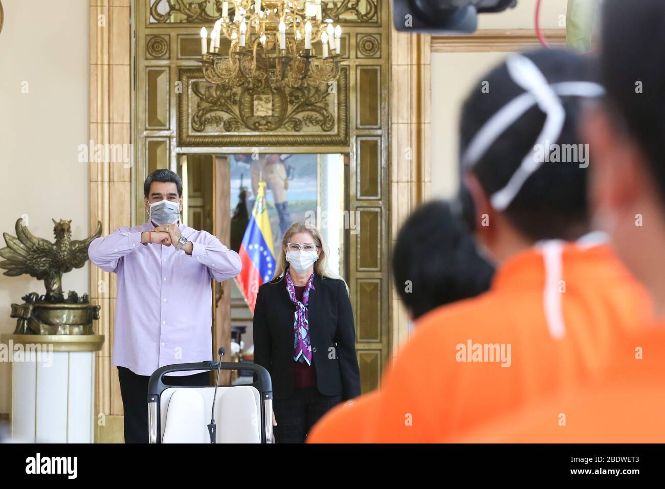 (200410) -- BEIJING, 10 avril 2020 (Xinhua) -- le président vénézuélien Nicolas Maduro(L) accueille les experts médicaux chinois à Caracas, Venezuela, 8 avril 2020. (Présidence/document du Venezuela via Xinhua) Banque D'Images