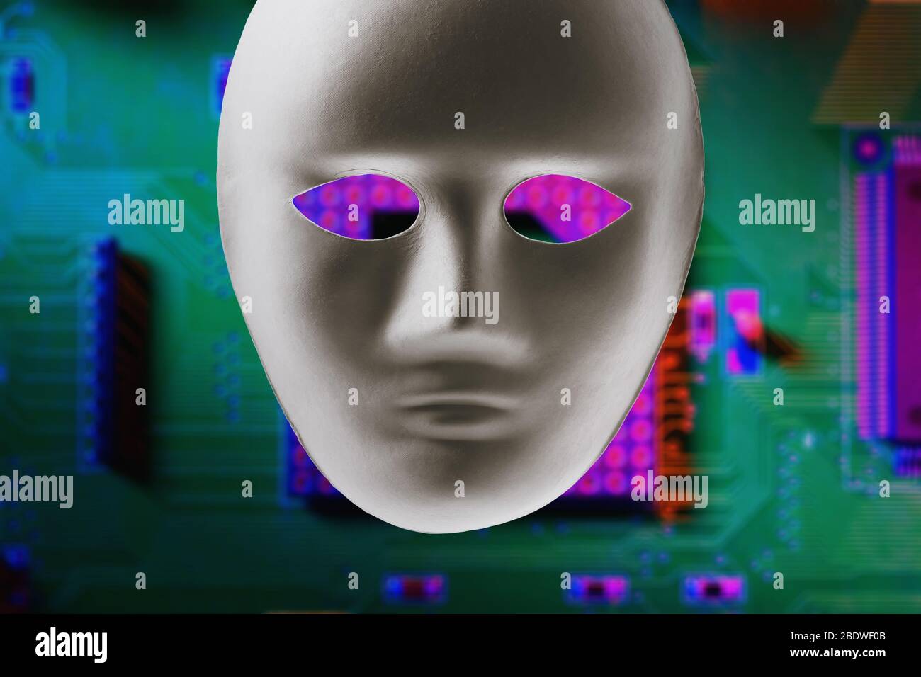 Masque papier sur l'arrière-plan d'une carte mère d'ordinateur. Concept sur le sujet du piratage anonyme de systèmes informatiques Banque D'Images