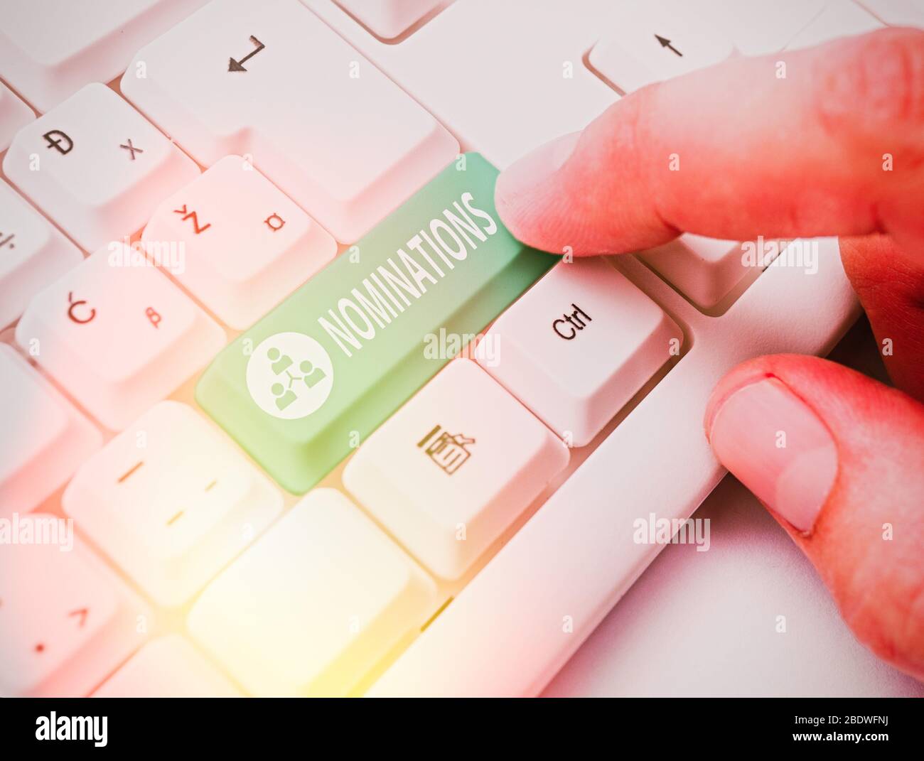 Notez par écrit indiquant les mises en candidature. Concept d'affaires pour l'acte de croire quelqu'un officiellement pour un emploi ou poste Banque D'Images