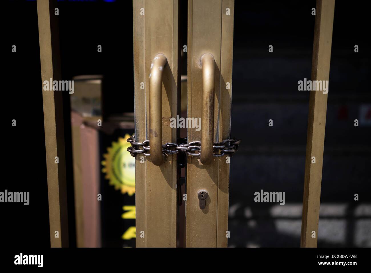 Belgrade, Serbie. 10 avril 2020. Tout est fermé en raison d'un couvre-feu imposé pour prévenir la propagation de la maladie du coronavirus (COVID-19). Le Président serbe Aleksandar Vucic avait déclaré l'état d'urgence pour arrêter la propagation du coronavirus. De nombreux espaces publics sont fermés et les soldats gardent les hôpitaux. Le gouvernement a également interdit à tous les 65 ans de quitter leur maison. Crédit: Nikola Krstic/Alay Live News Banque D'Images