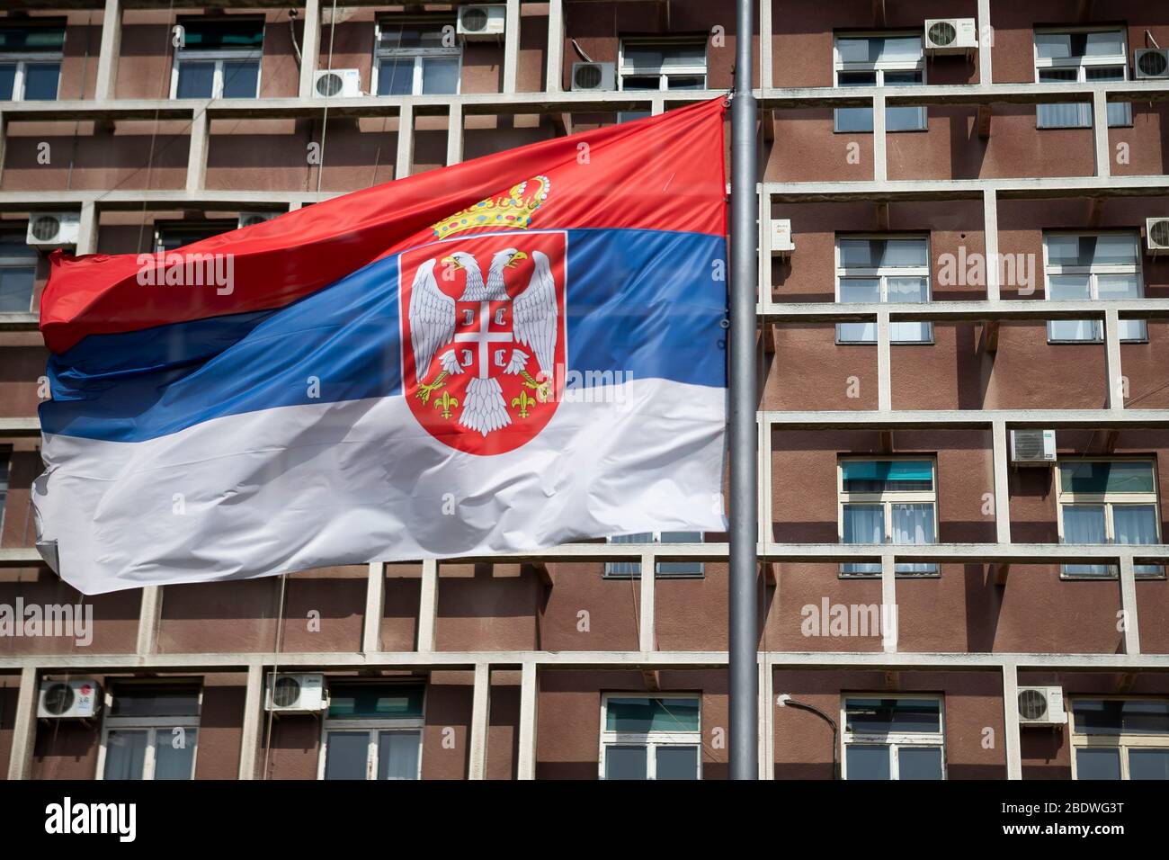 Belgrade, Serbie. 10 avril 2020. Le drapeau serbe vole sur le vent devant la municipalité lors d'un couvre-feu imposé pour prévenir la propagation de la maladie du coronavirus (COVID-19). Le Président serbe Aleksandar Vucic avait déclaré l'état d'urgence pour arrêter la propagation du coronavirus. De nombreux espaces publics sont fermés et les soldats gardent les hôpitaux. Le gouvernement a également interdit à tous les 65 ans de quitter leur maison. Crédit: Nikola Krstic/Alay Live News Banque D'Images