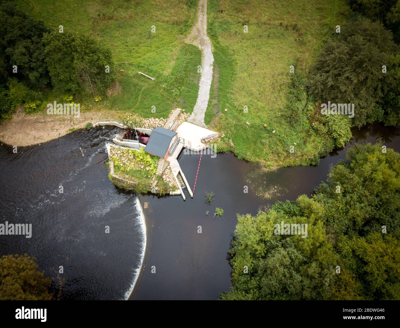 Un système d'hydroélectricité à tête basse à vis d'archimedes installé par Hallidays Hydropower pour alimenter un usine de fabrication réutilisée à Manchester, au Royaume-Uni Banque D'Images