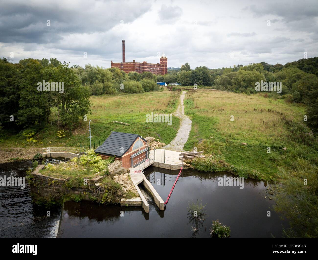 Un système d'hydroélectricité à tête basse à vis d'archimedes installé par Hallidays Hydropower pour alimenter un usine de fabrication réutilisée à Manchester, au Royaume-Uni Banque D'Images