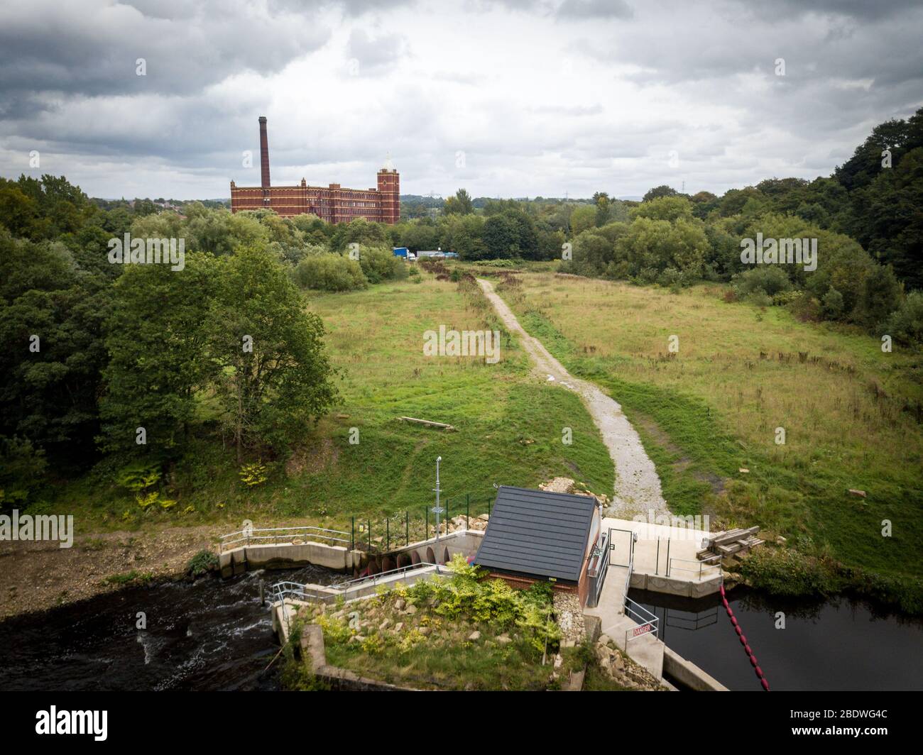 Un système d'hydroélectricité à tête basse à vis d'archimedes installé par Hallidays Hydropower pour alimenter un usine de fabrication réutilisée à Manchester, au Royaume-Uni Banque D'Images