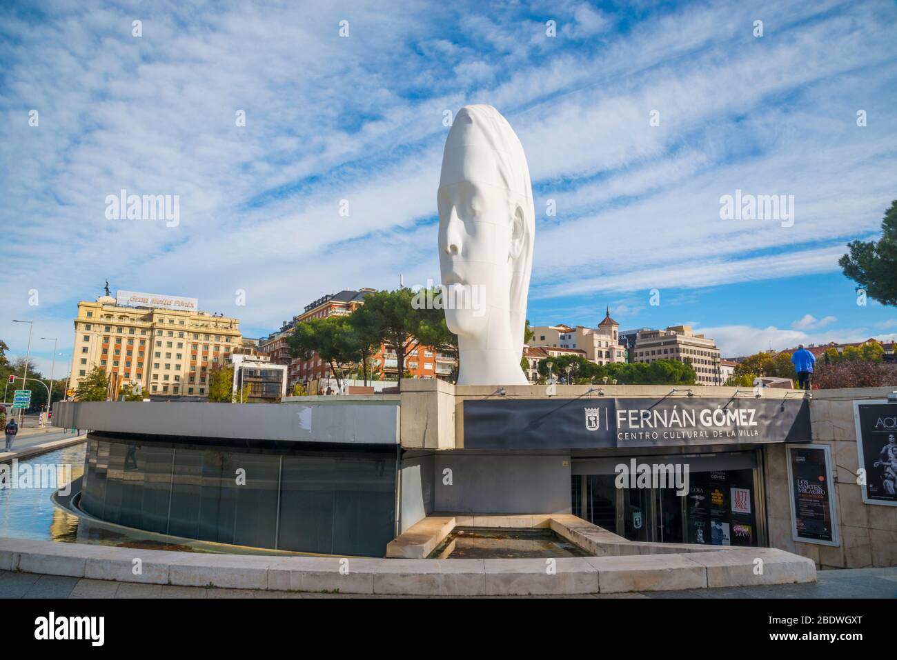 Centro Cultural de la Villa Fernan Gomez et Julia sculpture, par Jaume Plensa. Plaza de Colon, Madrid, Espagne. Banque D'Images