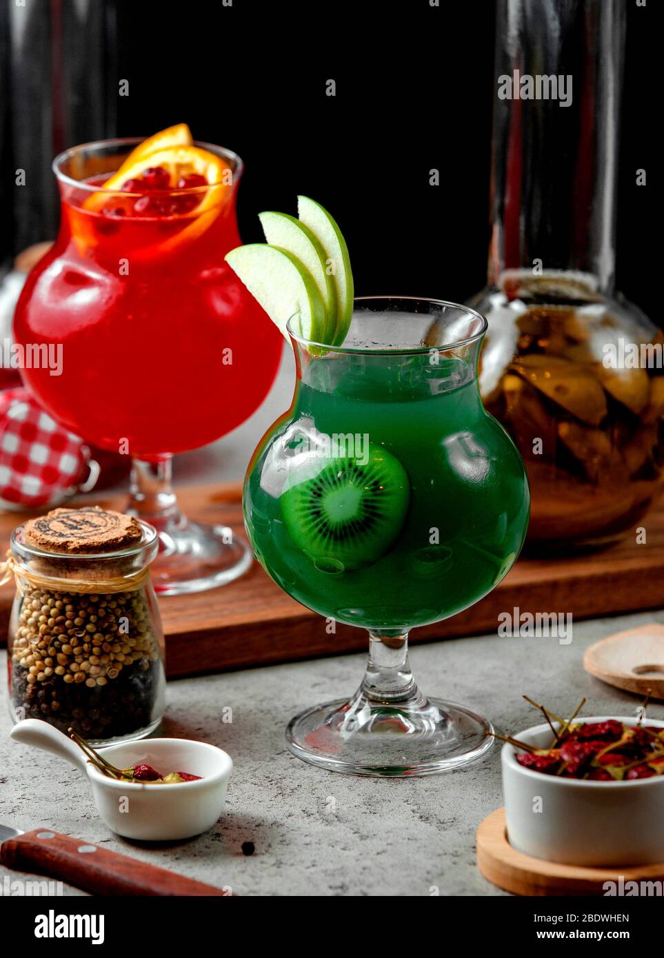limonade de kiwi maison avec tranches de pomme Banque D'Images