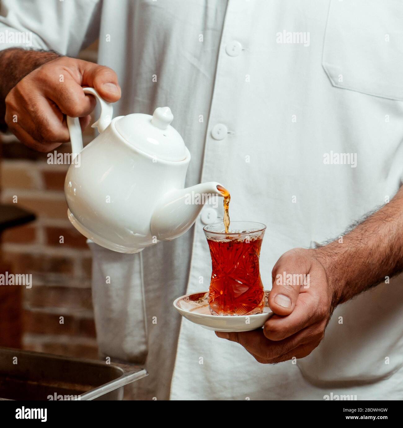 thé noir chaud en verre armudu Banque D'Images