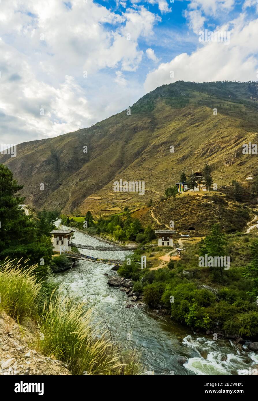 tachog lhakhang dzong avec un beau vieux pont près de la rivière Banque D'Images