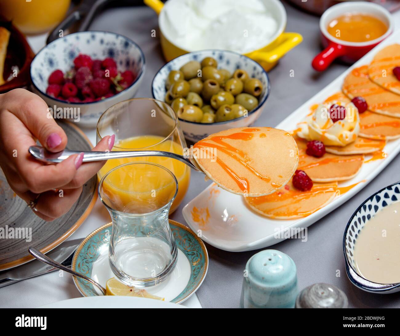 crêpes avec sauce et orange frais Banque D'Images