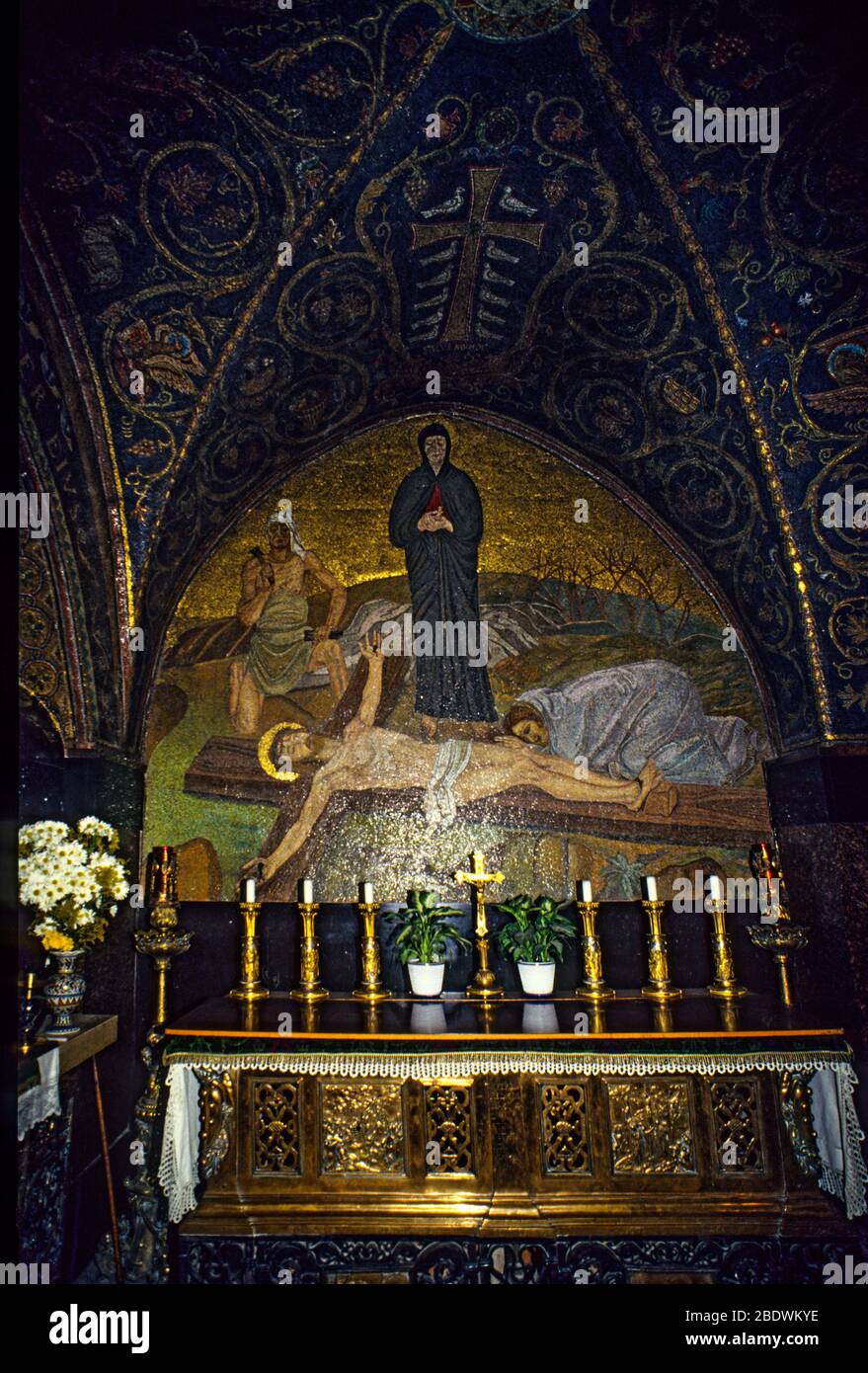 Intérieur de l'Église du Saint-Sépulcre, Jérusalem, Israël une représentation en mosaïque du corps du Christ préparé après sa mort Banque D'Images