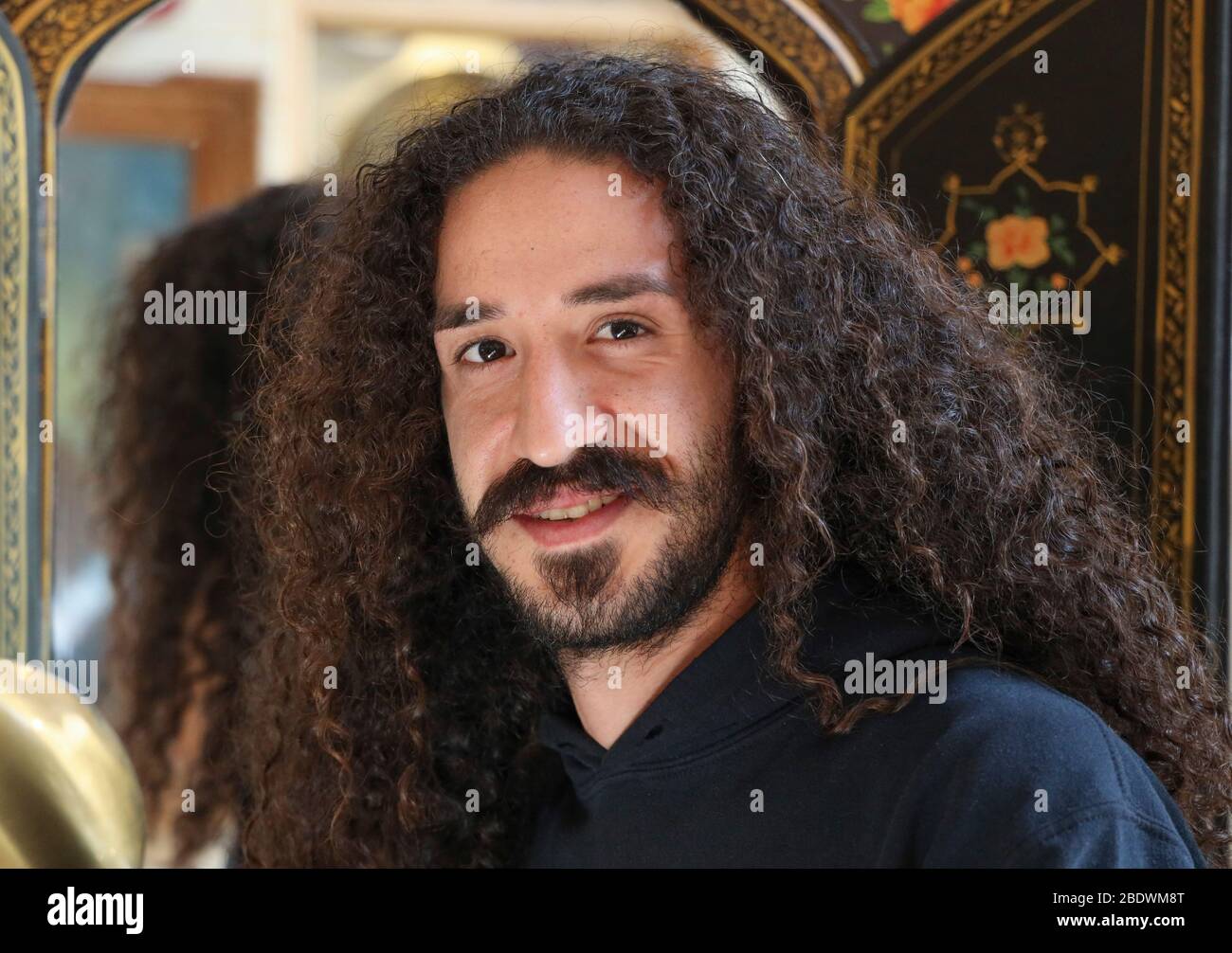 Portrait d'un jeune homme aux cheveux longs et sombres à Isfahan, Iran, Perse, Moyen-Orient Banque D'Images