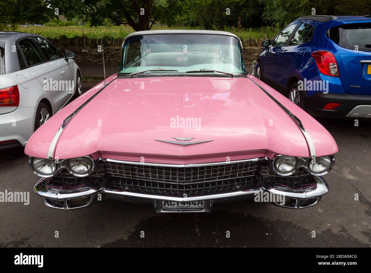 Voiture rose vintage (Cadillac coupé Deville 59-60) stationnée à Arlington dans la paroisse de Bibury, Gloucestershire, Angleterre Banque D'Images