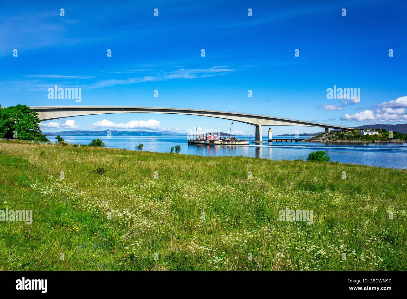 Le dernier bateau à vapeur de mer en passant sous l'Waverley Skye Road pont reliant le continent écossais avec Skye Banque D'Images