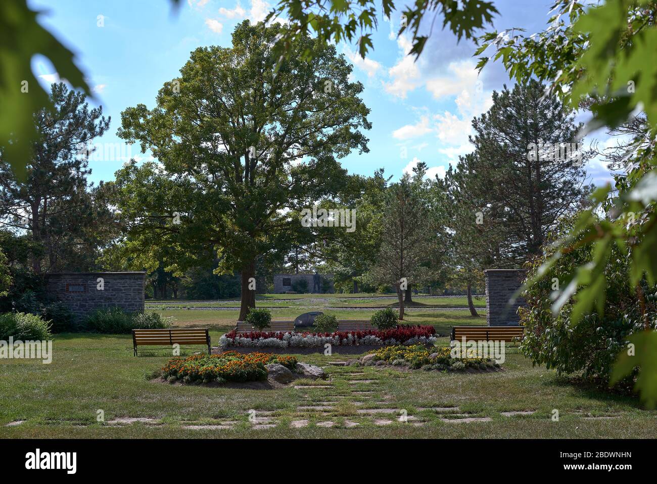 Les monuments les plus importants s'élèvent au-dessus du centre d'accueil de la bataille de Crysler's Farm, juste à l'ouest du village du Haut-Canada. Village un patrimoine en plein air Banque D'Images