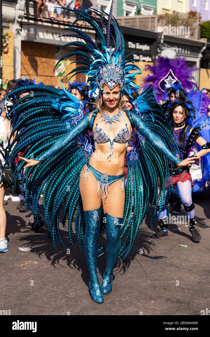 Interprète féminine en costume de couleur aqua posant à Notting Hill Carnival, Londres Banque D'Images