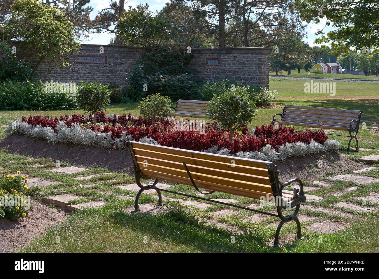 Les monuments les plus importants s'élèvent au-dessus du centre d'accueil de la bataille de Crysler's Farm, juste à l'ouest du village du Haut-Canada. Village un patrimoine en plein air Banque D'Images