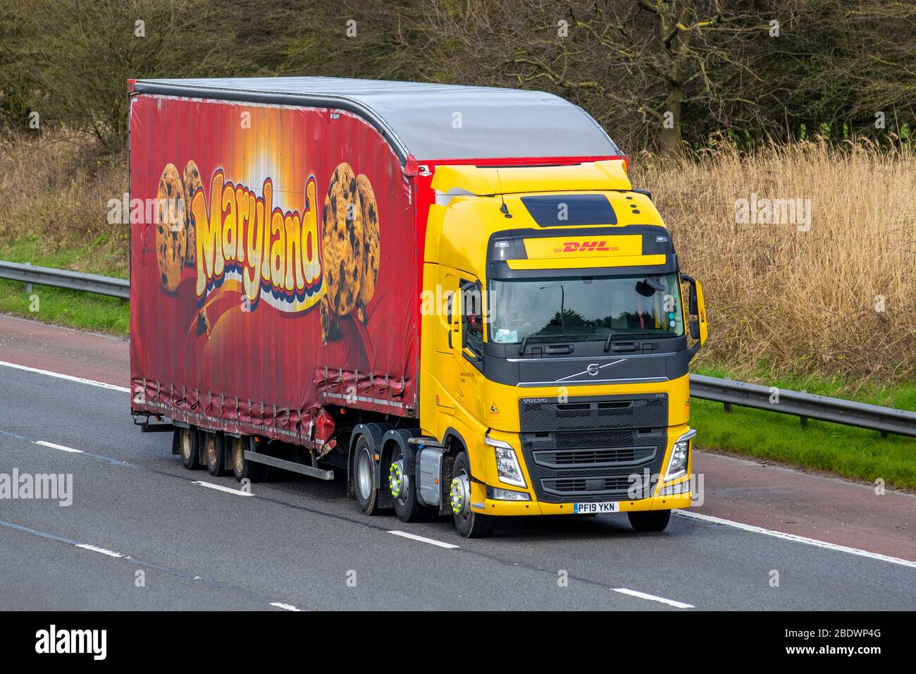 Maryland cookies publicité sur les camions de livraison Haulage, remorque de camion, transport, camion DHL, transporteur de fret, véhicule Volvo, transport commercial européen, industrie, M6 à Manchester, Royaume-Uni Banque D'Images