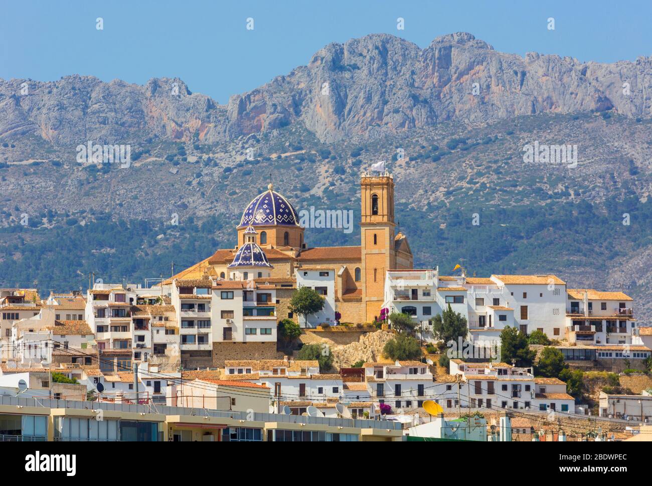 Altea, Costa Blanca, province d'Alicante, Espagne. Vue sur la ville et l'église de la Mare de Deu del Consol ou notre Dame de Solace. Banque D'Images