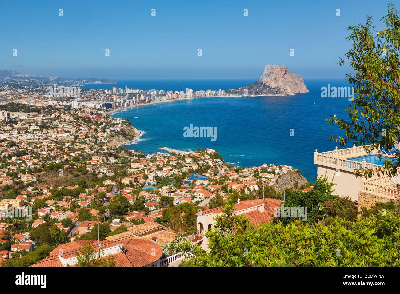 CALP, ou Calpe, Costa Blanca, province d'Alicante, Espagne. Vue imprenable sur la Penyal d'IFAC ou Peñón de Ifach. Banque D'Images