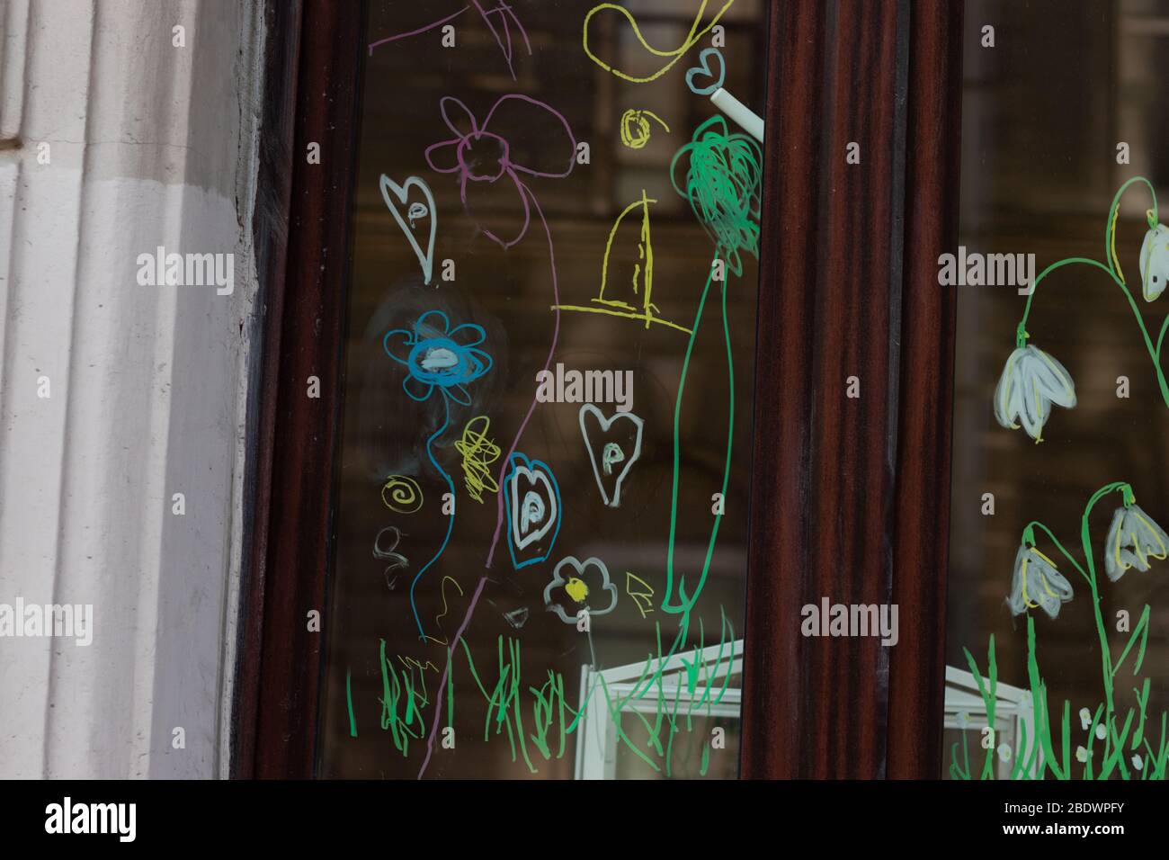 Beaucoup de dessins d'enfants différents sur les fenêtres de la maison Banque D'Images