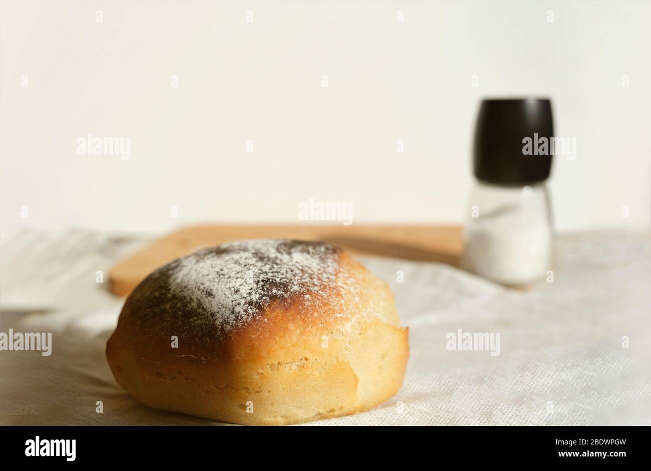 gros plan de pain maison - ingrédients frais et en-cas savoureux. plat à pain. Table de cuisine avec place libre pour votre produit Banque D'Images