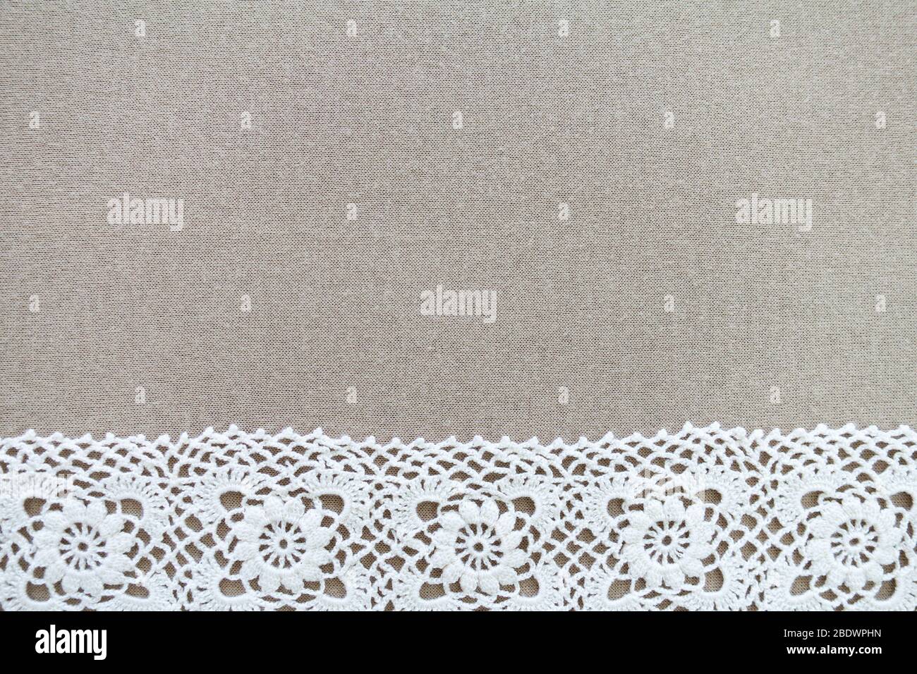 Arrière-plan beige avec motif crochet artisanal blanc, espace de copie. Banque D'Images