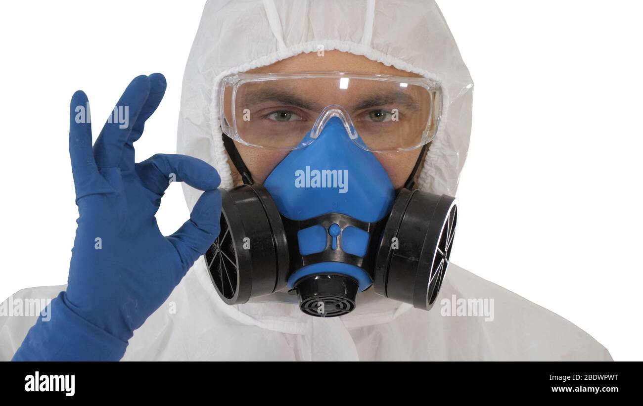 Médecin dans les vêtements de protection montrant OK tout sera OK o Banque D'Images