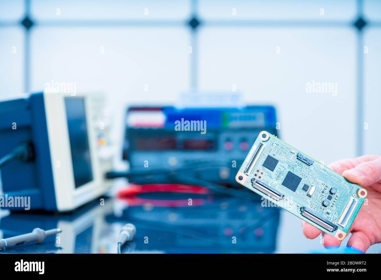 Débogage du périphérique électronique. Microcontrôleur PCB en laboratoire électronique Banque D'Images