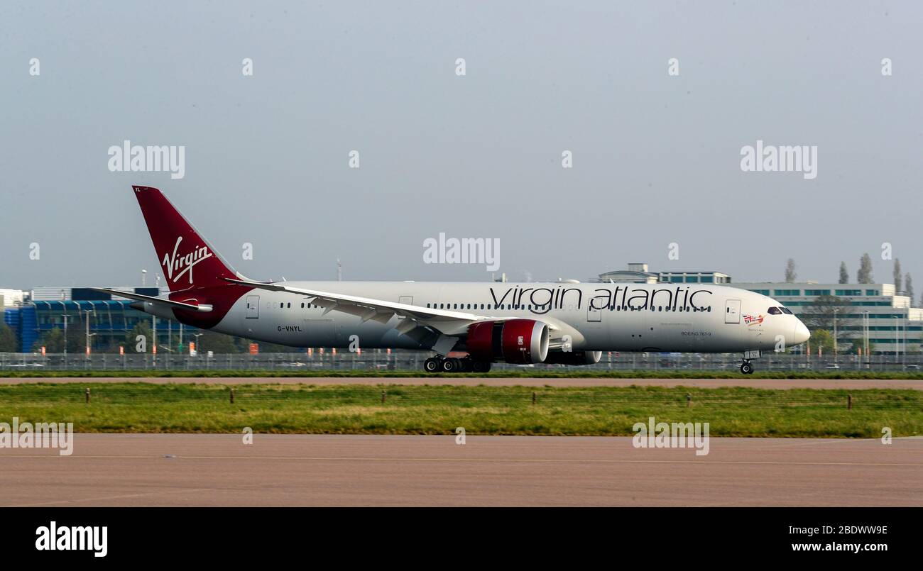 Le vol Virgin Atlantic va 355 à Londres Heathrow, transportant les premiers ressortissants britanniques de la capitale indienne, Mumbai, vers le Royaume-Uni. Le Foreign Office a affrété 12 vols supplémentaires pour ramener plus de 3 000 ressortissants britanniques bloqués de l'Inde. Banque D'Images