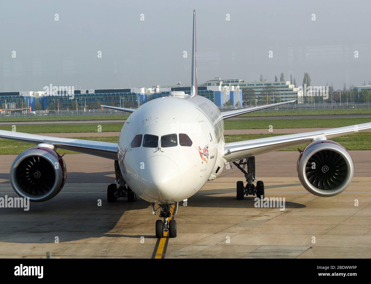 Le vol Virgin Atlantic va 355 à Londres Heathrow, transportant les premiers ressortissants britanniques de la capitale indienne, Mumbai, vers le Royaume-Uni. Le Foreign Office a affrété 12 vols supplémentaires pour ramener plus de 3 000 ressortissants britanniques bloqués de l'Inde. Banque D'Images