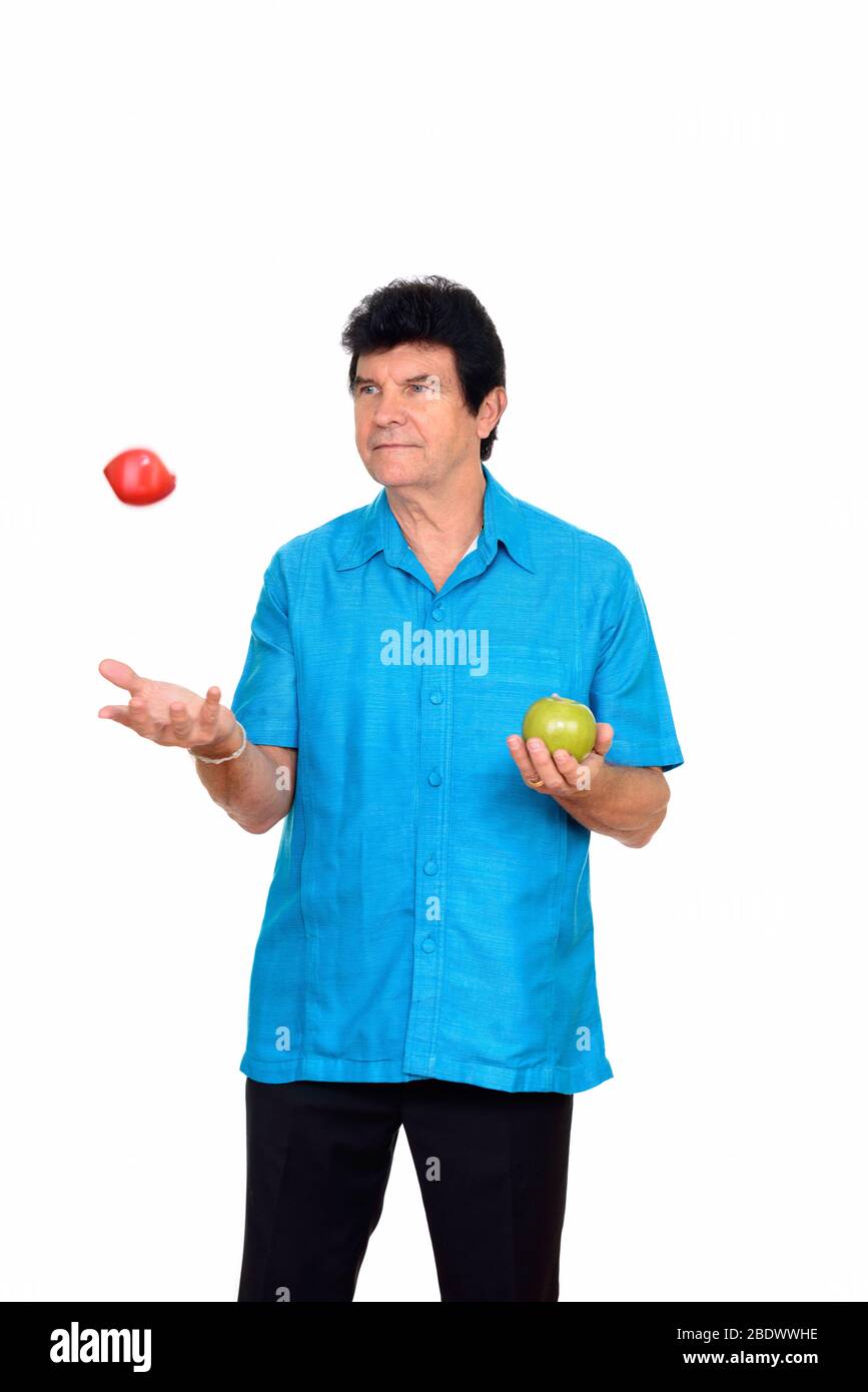 Portrait d'un homme heureux et mûr tenant deux pommes Banque D'Images