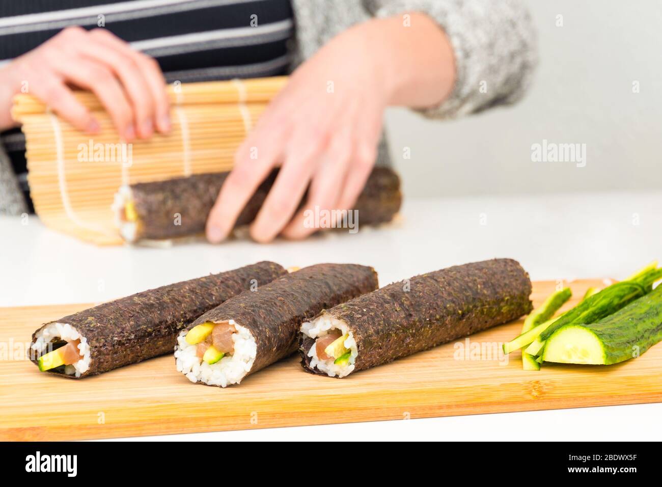 Rouleau à sushi cuisine japonaise préparant le maki à la main Banque D'Images