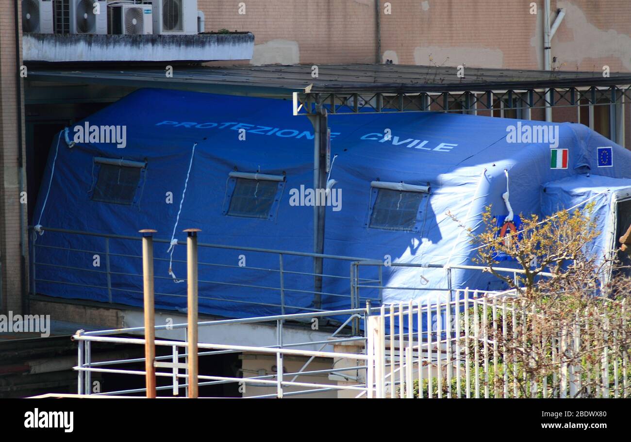 Tente de protection civile utilisée comme pré-triage pour les patients suspectés de Covid-19 situés à l'extérieur du service d'urgence de l'hôpital civil de Tortora Banque D'Images