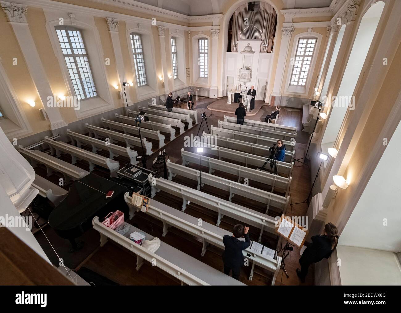 Karlsruhe, Allemagne. 10 avril 2020. Jochen Cornelius-Bundschuh, évêque de l'Église évangélique d'État de Baden, est titulaire d'un service en ligne vendredi Saint dans la petite Église. Crédit: Uli Deck/dpa/Alay Live News Banque D'Images