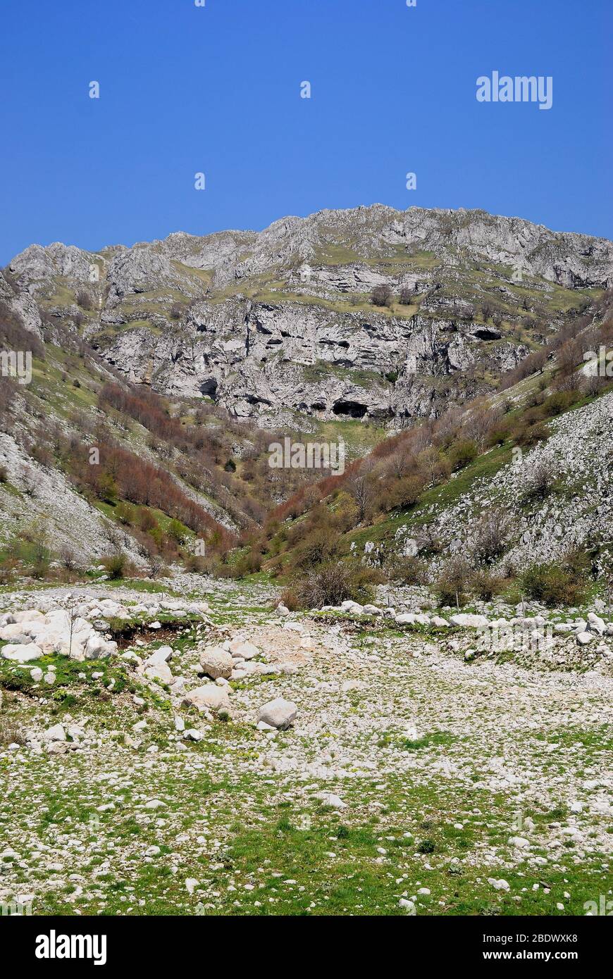 La montagne Matese. Le Matese est une chaîne de montagnes dans le sud des Apennines, dans le sud de l'Italie. Banque D'Images