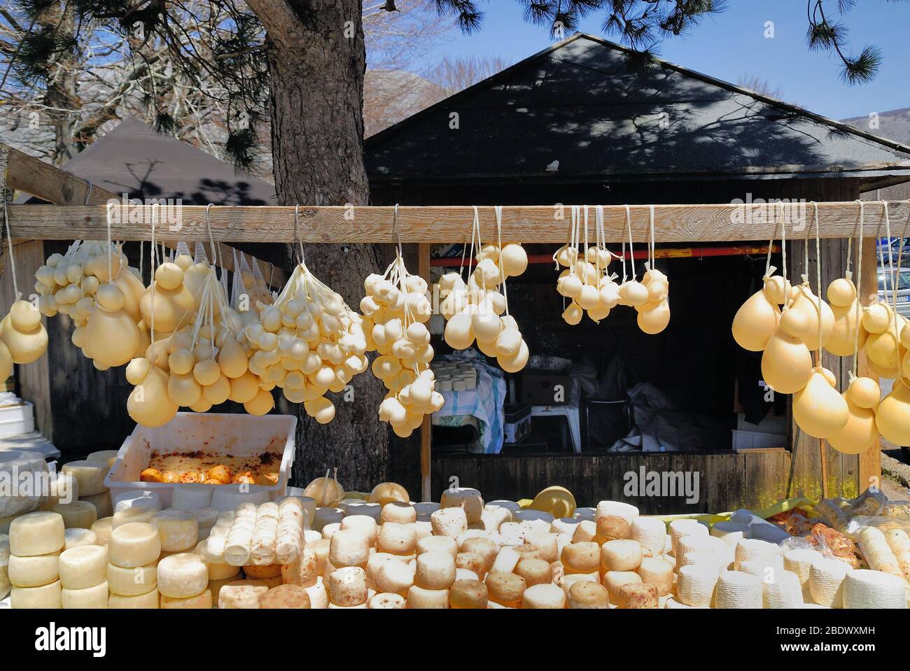 Vente de fromages sur le plateau de Matese. Le Matese est une chaîne de montagnes dans le sud de l'Italie Apennines.les fromages sont la principale source de revenus pour les gens Banque D'Images
